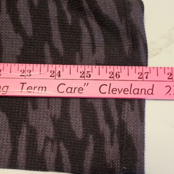 Under Armour Gray Camo Waffle Knit Long Sleeve Top Size M - Picture 7 of 10